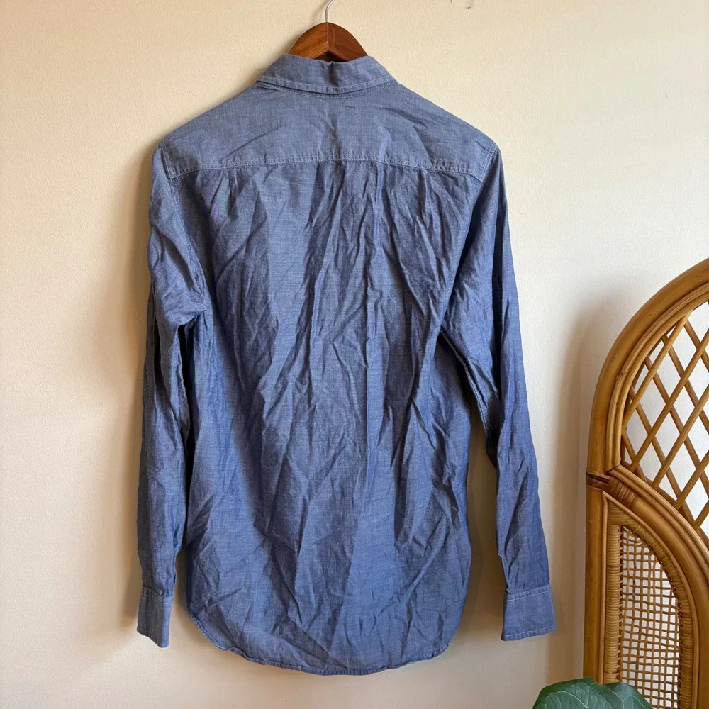 Modern Menswear Style J. Crew Light Blue Chambray Lightweight Button Down Shirt